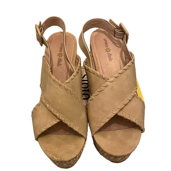 Tan wedges - Picture 1 of 4